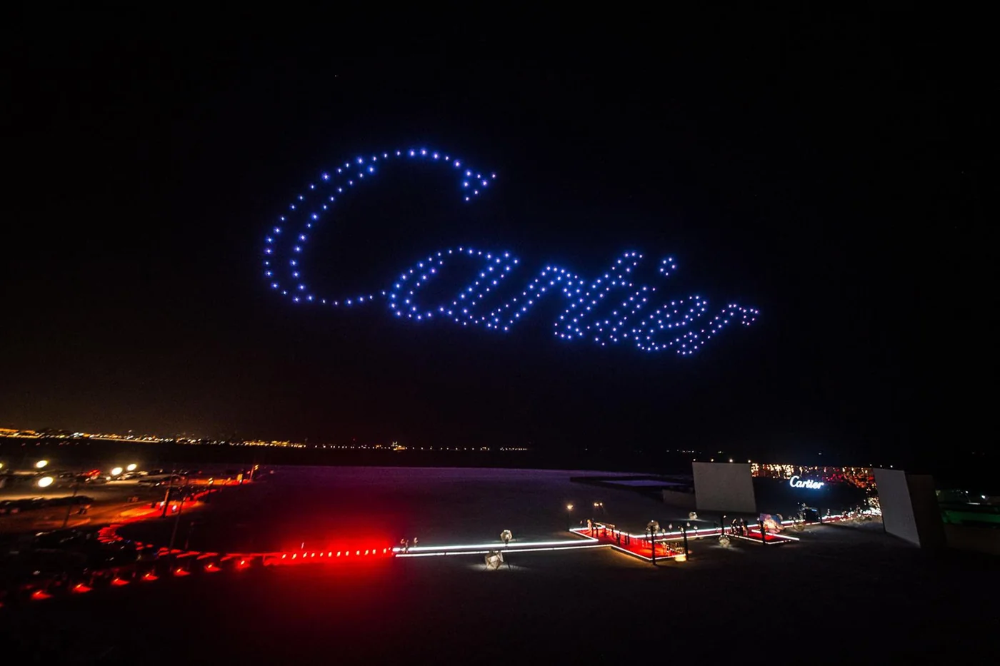 La signature Cartier dessinée dans le ciel de Dubaï par un essaim de drones lumineux, au-dessus du site de l'événement.
