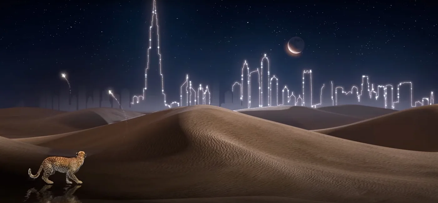 Plan du film Cartier Mirage : la panthère traverse les dunes, la skyline de Dubaï dessinée en lignes lumineuses à l'horizon sous un croissant de lune.