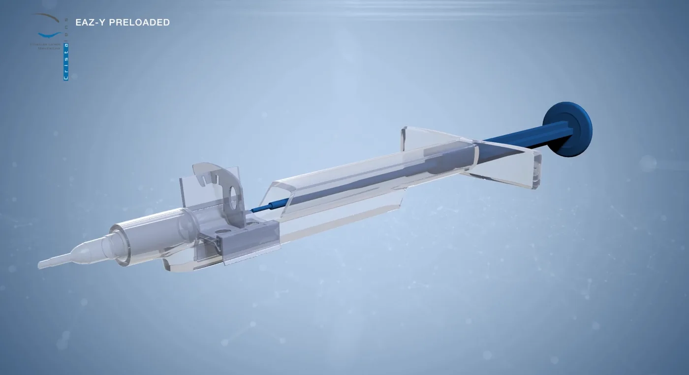 Plan du film Cristalens : le dispositif d'injection préchargé modélisé en 3D, corps transparent et piston bleu, sur fond clair.
