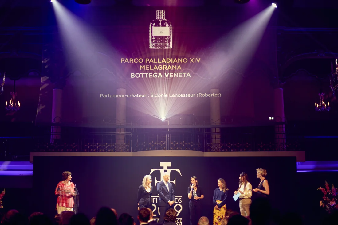 Scène des Fifi Awards, contenu projeté en grand format annonçant un parfum récompensé, intervenants sur scène.