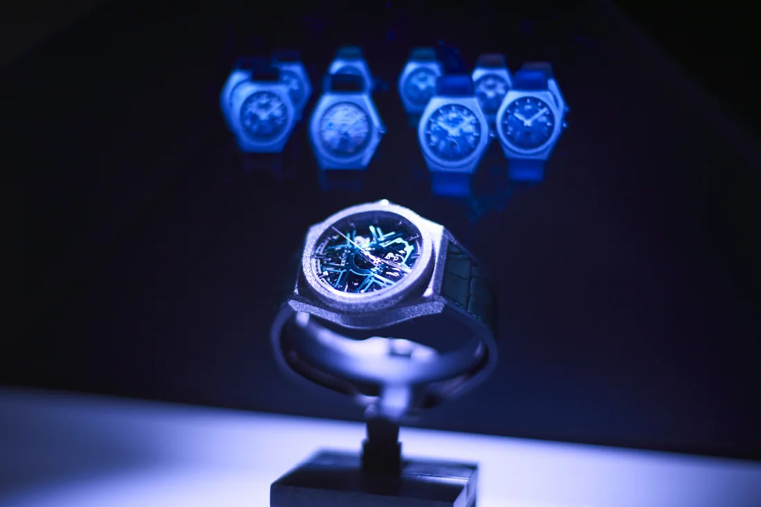Vue rapprochée de l'hologramme Zenith : la gamme de montres flottant au-dessus du dispositif, éclairée en bleu.