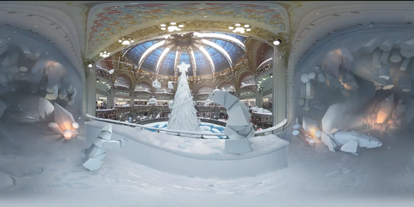 Vue de l'expérience en réalité mixte : un paysage de banquise et des ours polaires en facettes blanches entourent le sapin, sous la coupole des Galeries Lafayette.