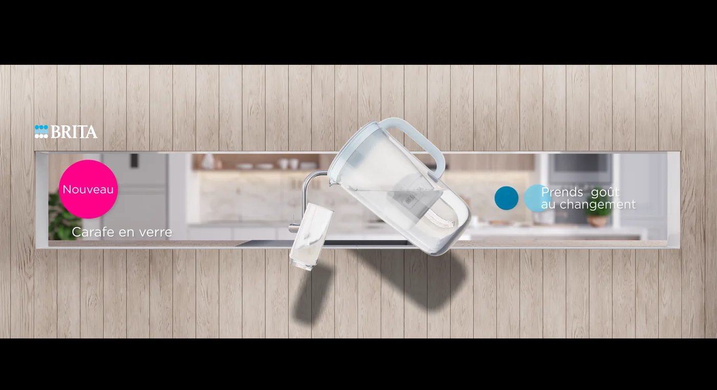 Contenu anamorphique Brita : une carafe filtrante semble déborder du bandeau d'écran et verser de l'eau devant lui.