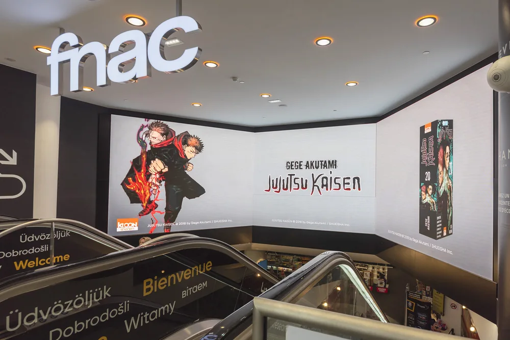 Les écrans en angle de la Fnac Champs-Élysées diffusant un contenu conçu à plat : l'image reste plaquée sur les trois pans.