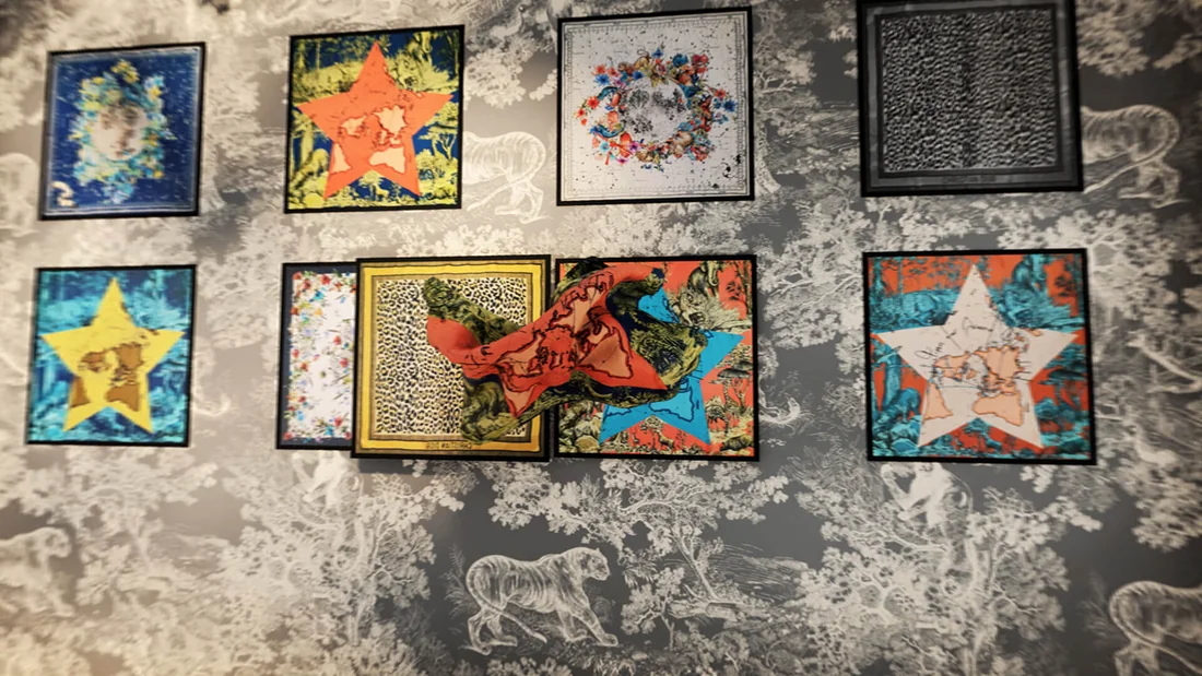 Détail rapproché des foulards Dior encadrés, motifs colorés variés, dans l'expérience en réalité augmentée.