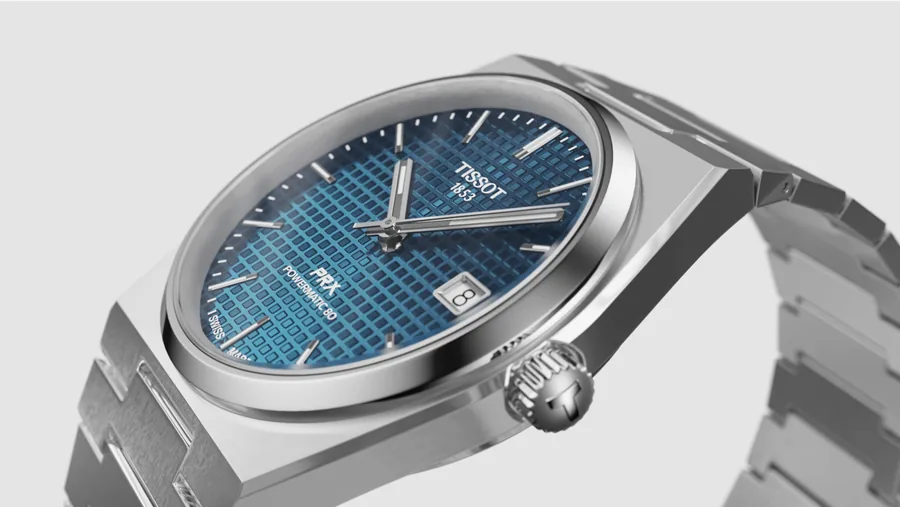 Gros plan CGI sur un cadran de montre métallique, jeu de reflets et de profondeur de champ.